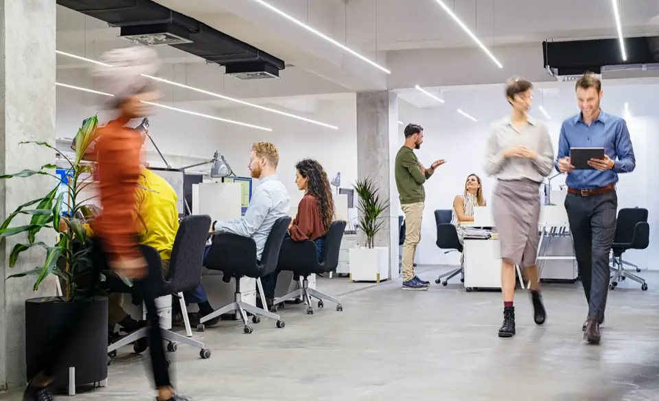 Equipo de una empresa trabajando mientras los agentes de IA atienden procesos